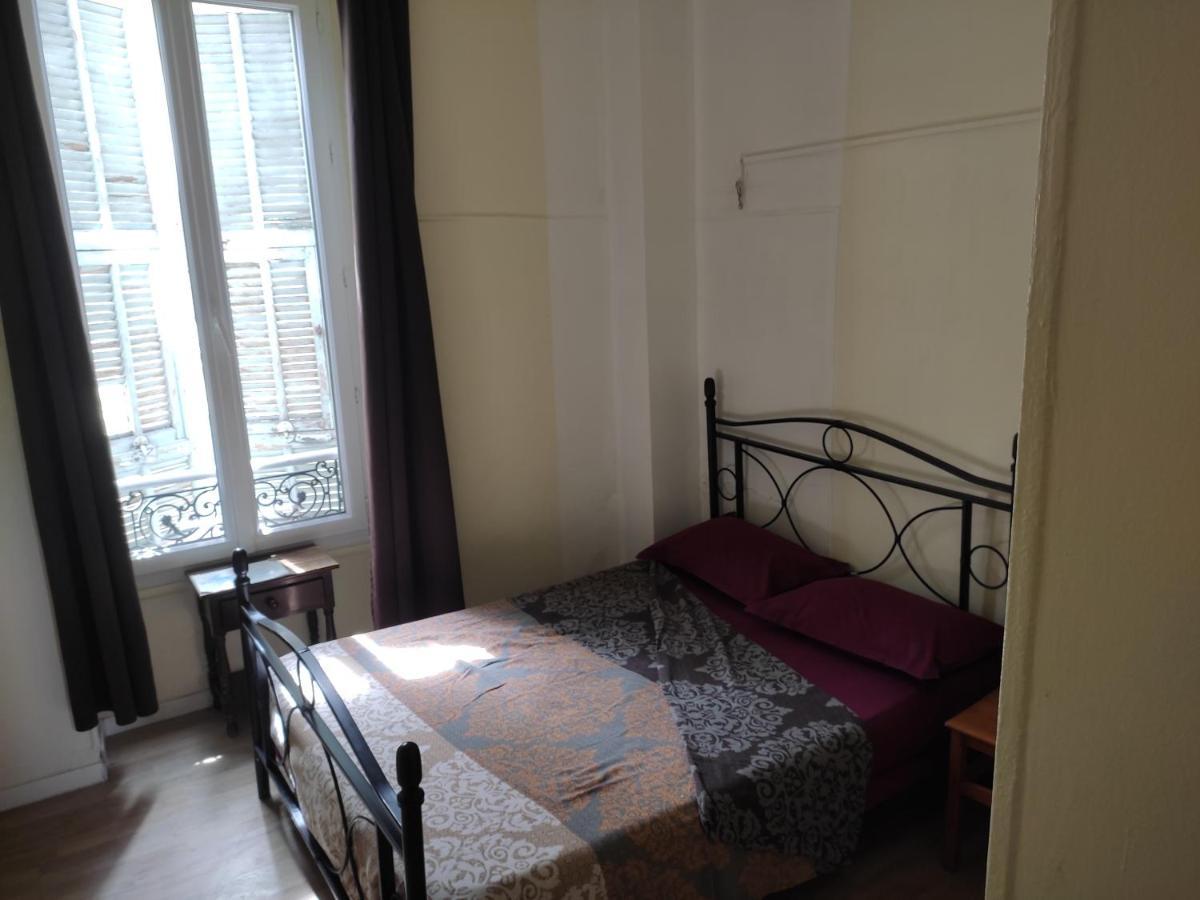 Lyonnais Hostel *