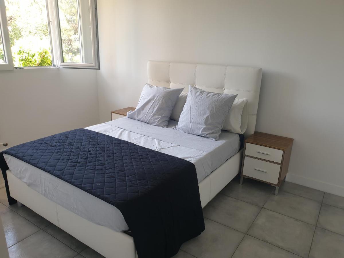 Renove 2023 Proche Aeroport 5min, Gare Sncf 2 Min, Tramway Au Pied De L'immeuble , Parking Possible, Renovated 2023 Near The Airport 5 Min, Train Station 2 Min, Tram Next To The Building 1 Min, Parking Possible *