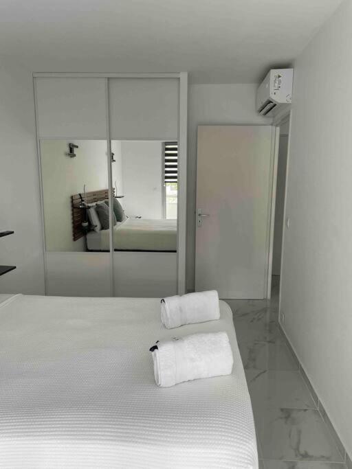 Superbe Carre Delfino Port De Appartement *