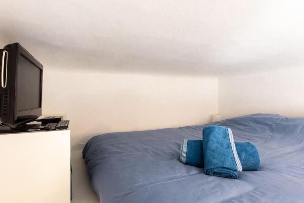 #2 Staywiz Us - Floor Ac & Balcony Apartment