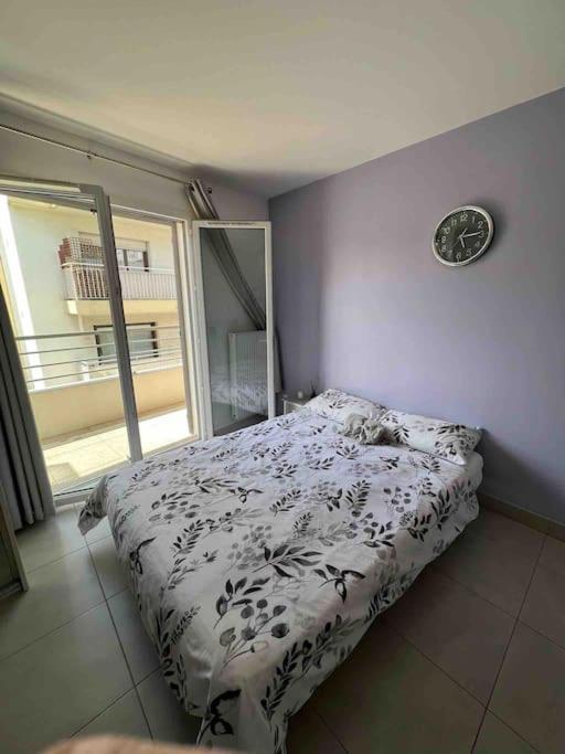 Beautiful Flat With Sunny Balcony In Heart Of Le Port Apartment