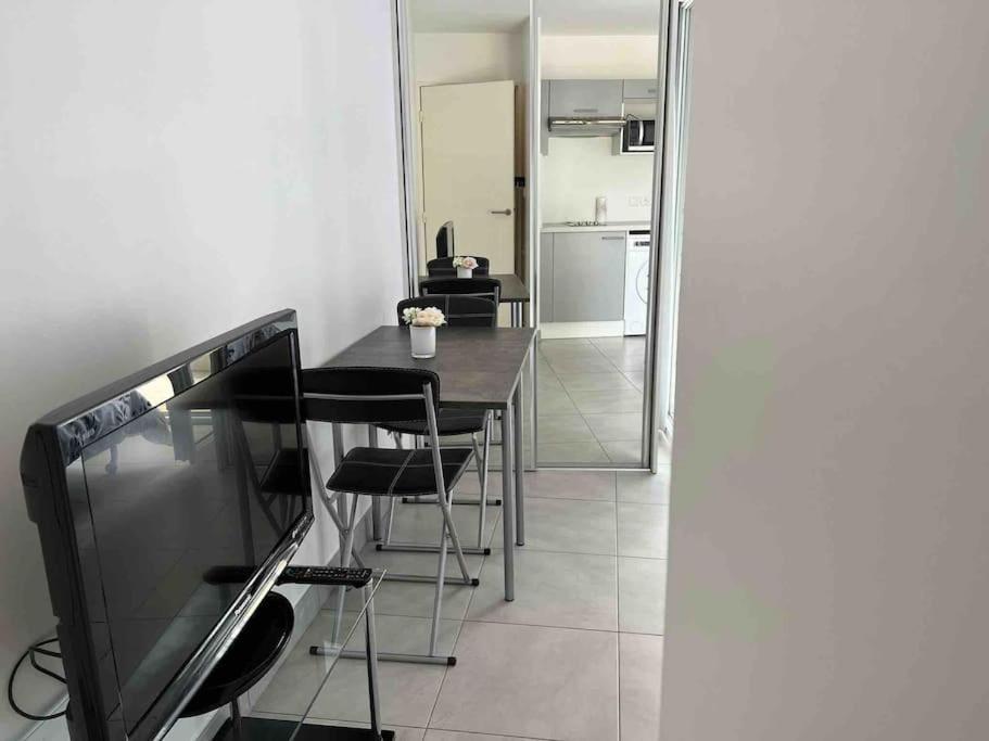 Beautiful Flat With Sunny Balcony In Heart Of Le Port Apartment