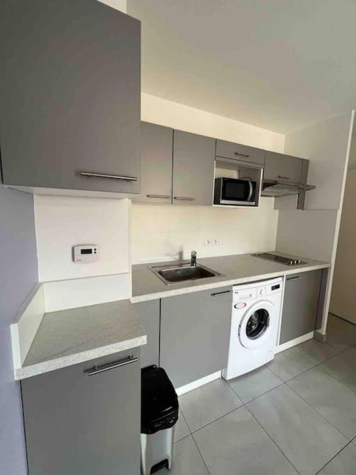 Beautiful Flat With Sunny Balcony In Heart Of Le Port Apartment *