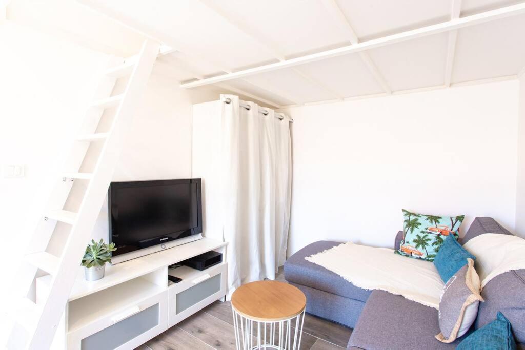 #2 Staywiz Us - Floor Ac & Balcony