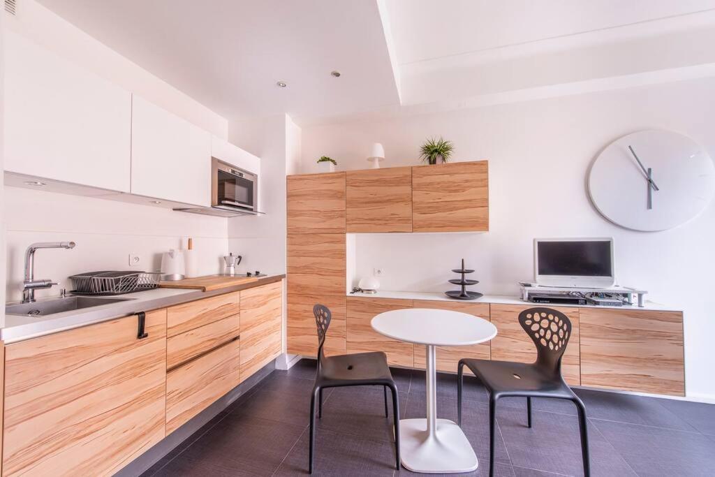 Apartment Balcony-beautiful-central-1 Block Beach-a.c-wifi