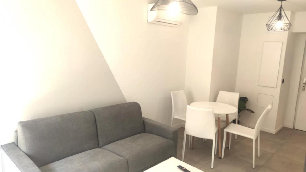 Appartement Baie Des Anges Proche 102 *