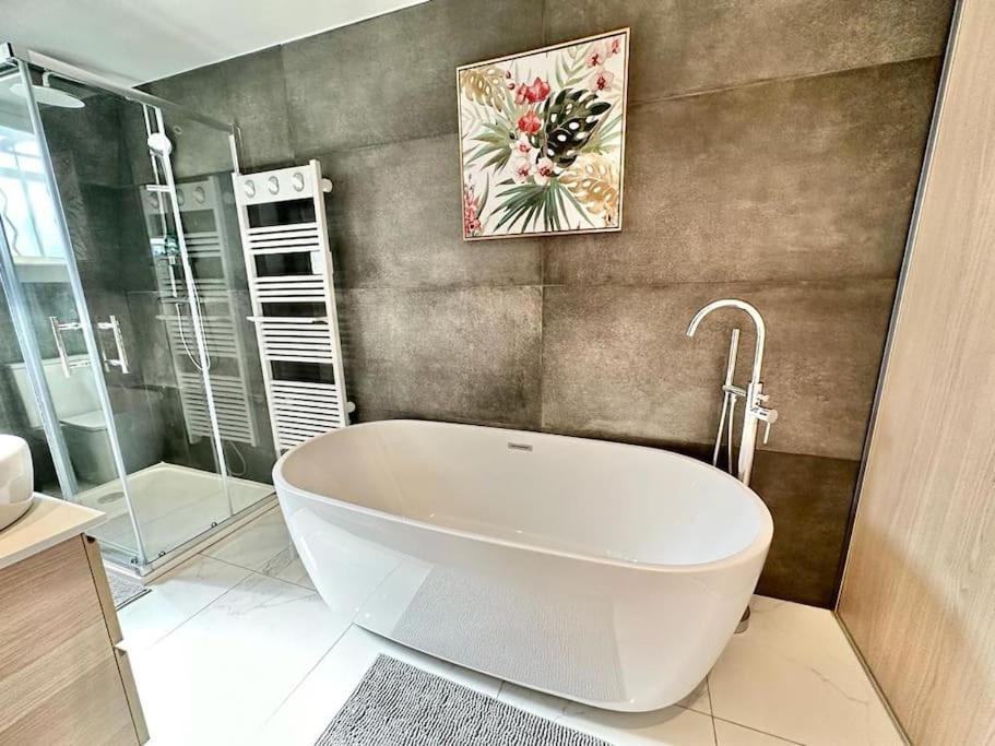 Downtown Modern Luxury - 3 Bedrooms 3 Baths Apartment