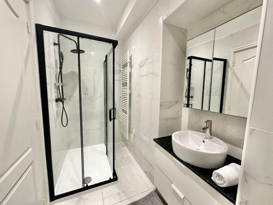 Downtown Modern Luxury - 3 Bedrooms 3 Baths
