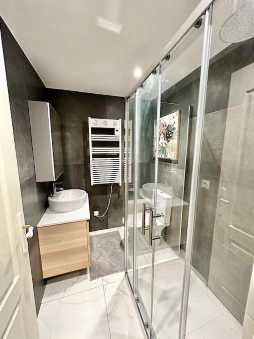 Apartment Downtown Modern Luxury - 3 Bedrooms 3 Baths Nice