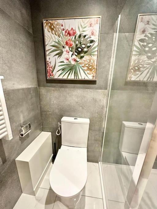 Downtown Modern Luxury - 3 Bedrooms 3 Baths Apartment *