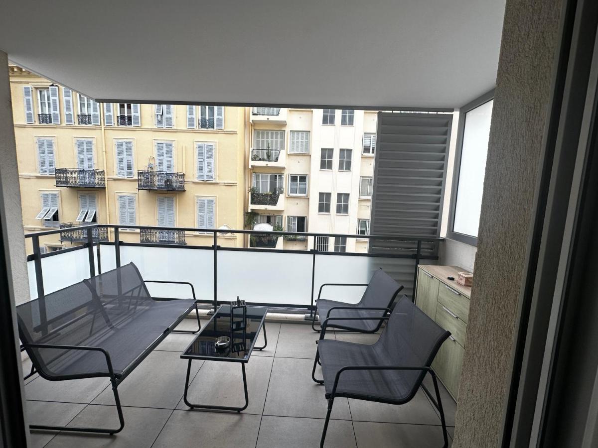 Superbe Terrasse 2p à 5 Min à Pied Du Vieux Nice, Du Port Et Du Tram *