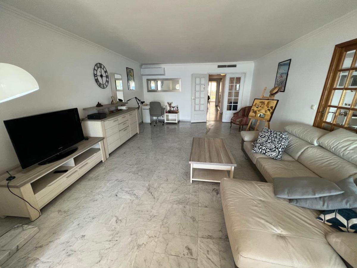 Apartment Beachfront Promenade Apartment: Sea Views And Easy Beach Access Nice