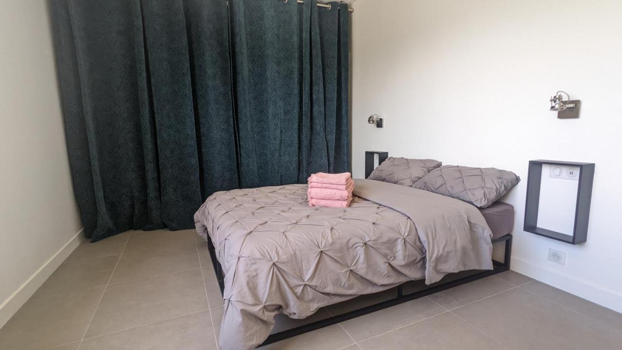 3 Pieces Dans Avec Piscine