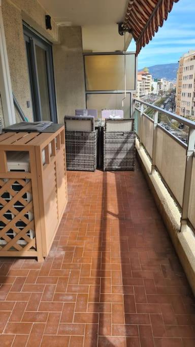 Apartment Face Et Plages Avec Terrasse.