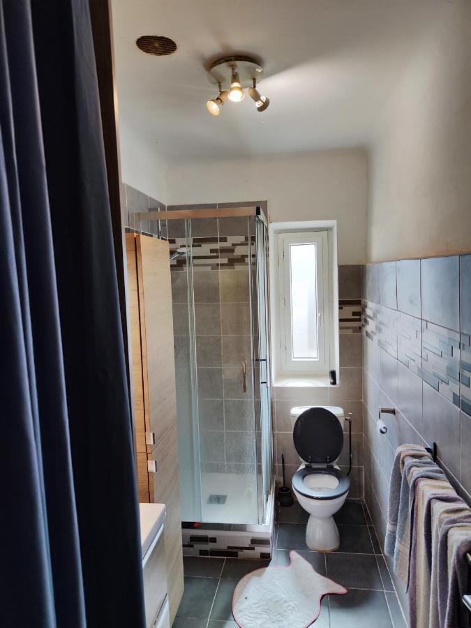 Chambre Privee Place Garibaldi Homestay *