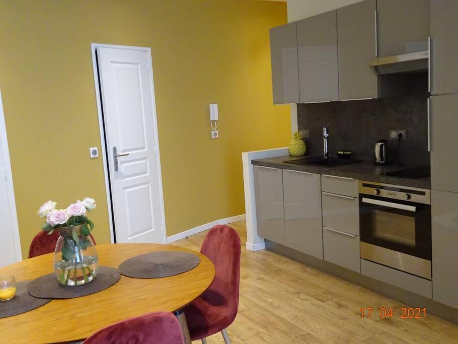 Stylish One Bedroom In Port Apartment *