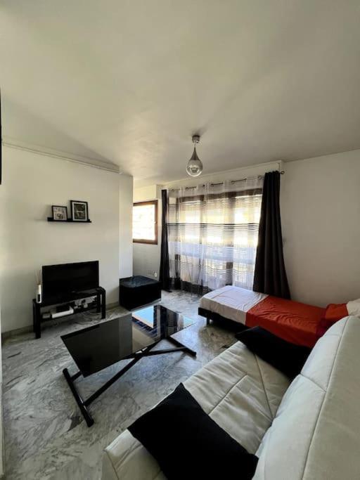 200m De La Apartment *