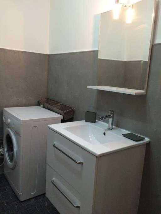 200m De La Apartment