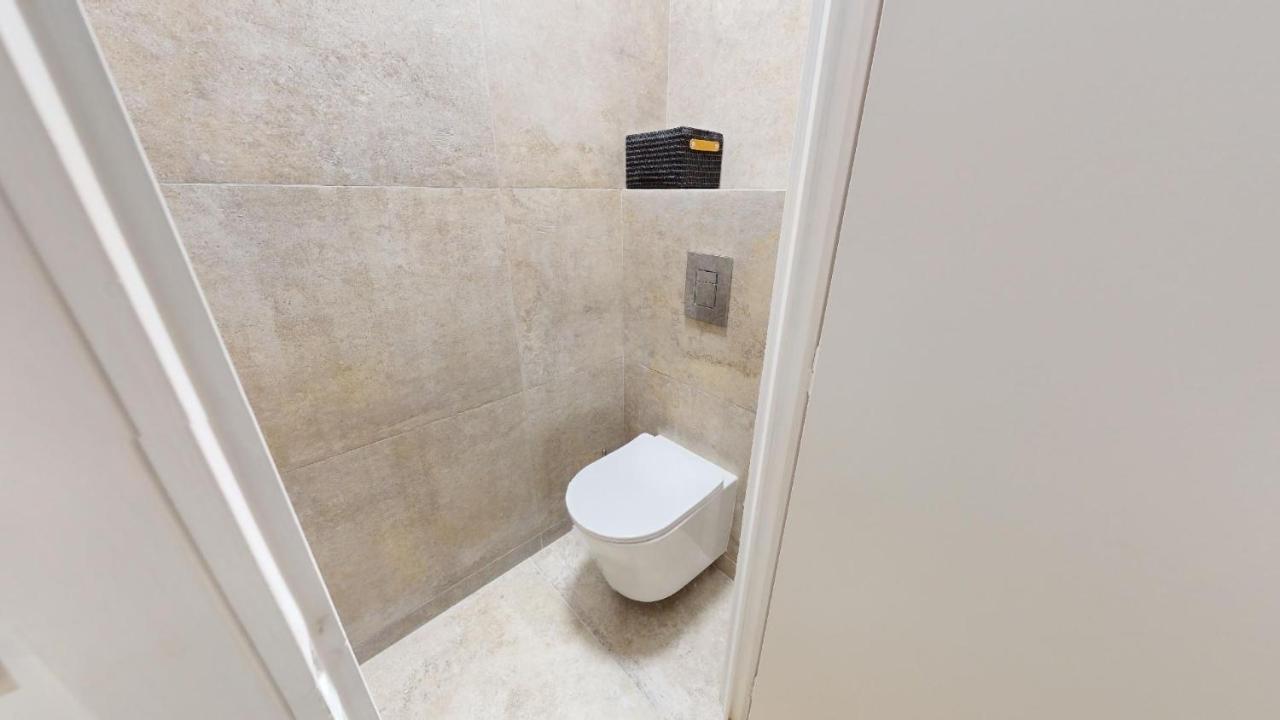 Cosy, 1 Bedroom Near Port Apartment Nice