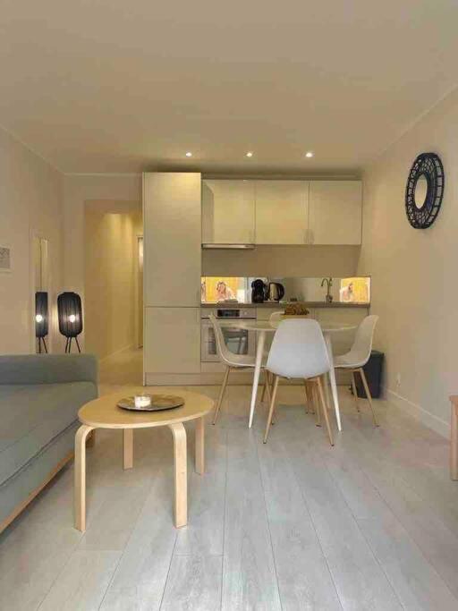 Le Bashkir - Spacieux Avec Terrasse - Wifi - Pres Et Aeroport - Tram Et Supermarches *