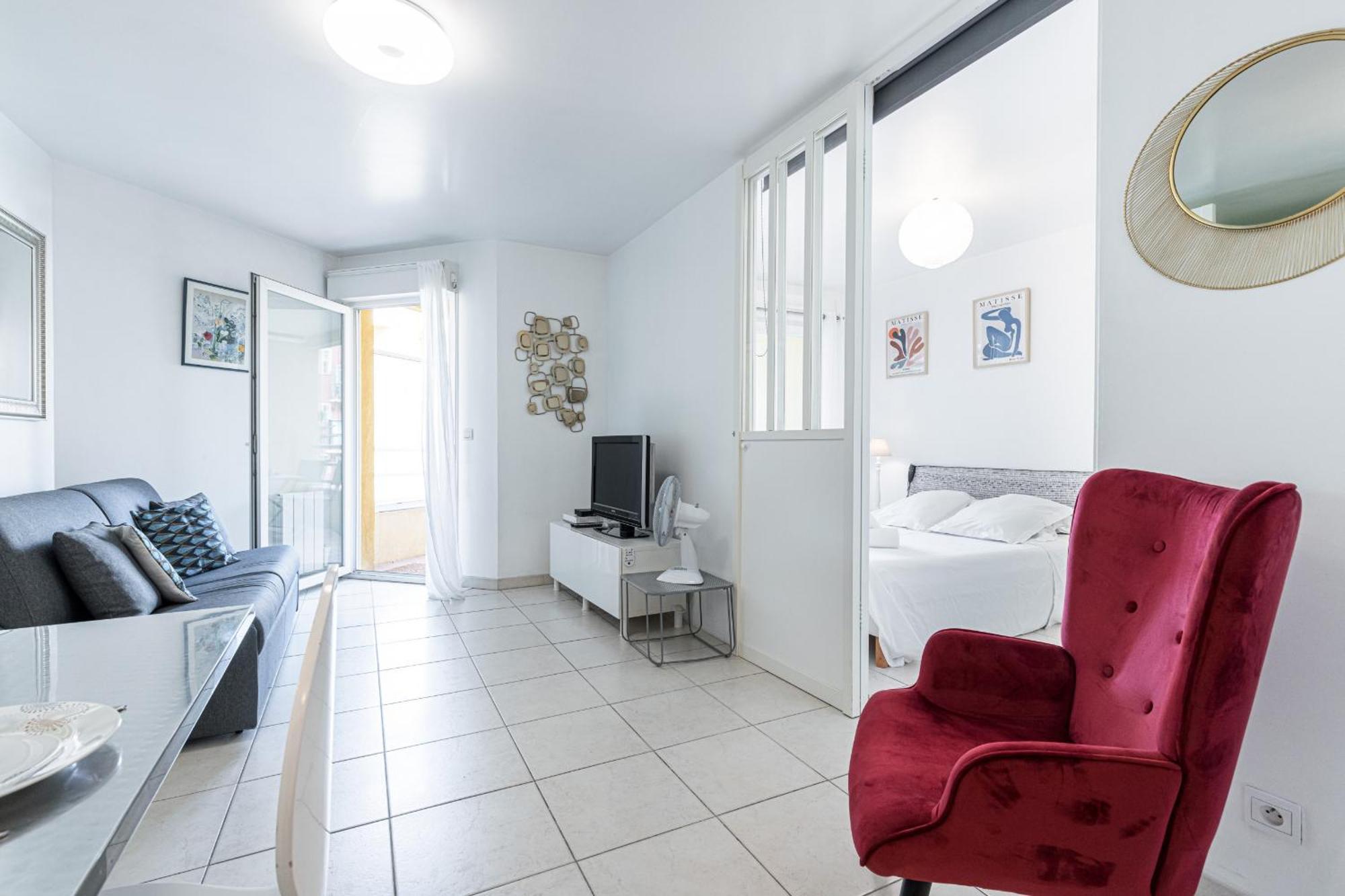 Quiet 1 Bdr Port! Close Place Du Pin Garibaldi *
