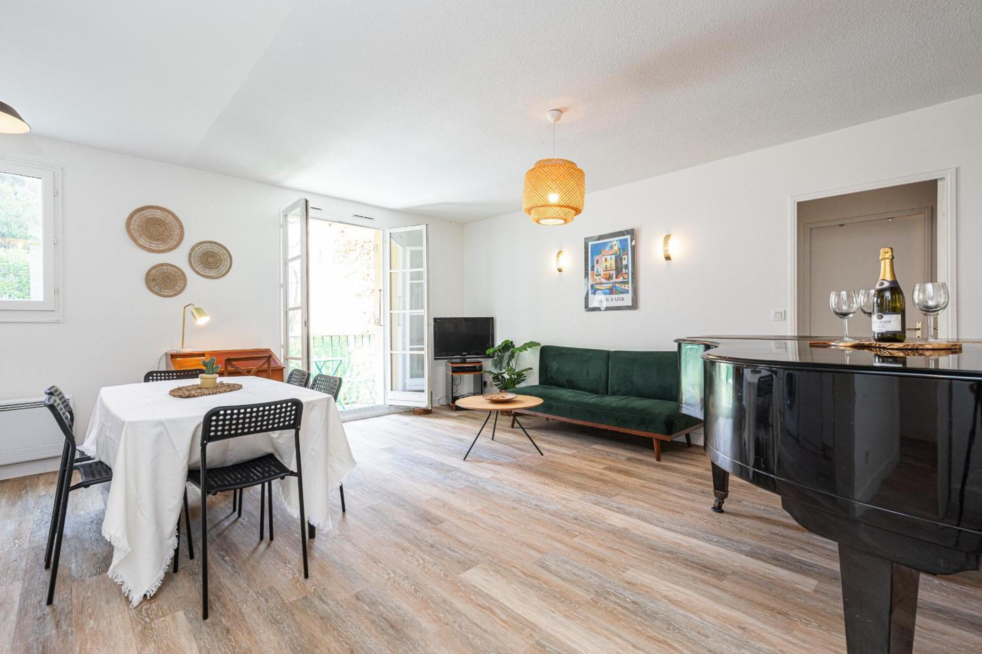 Apartment 2 Bdrs & Parking In The Old Town ! Nice