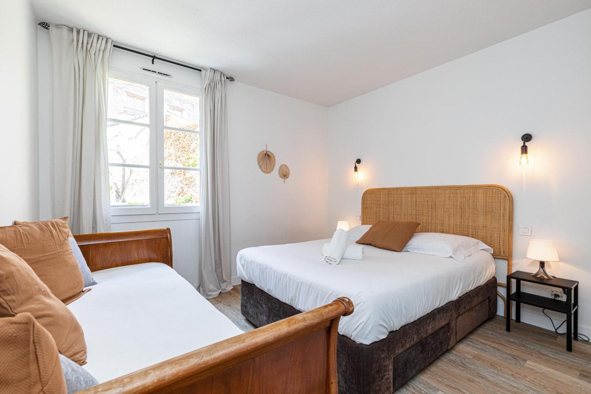 2 Bdrs & Parking In The Old Town ! Apartment *