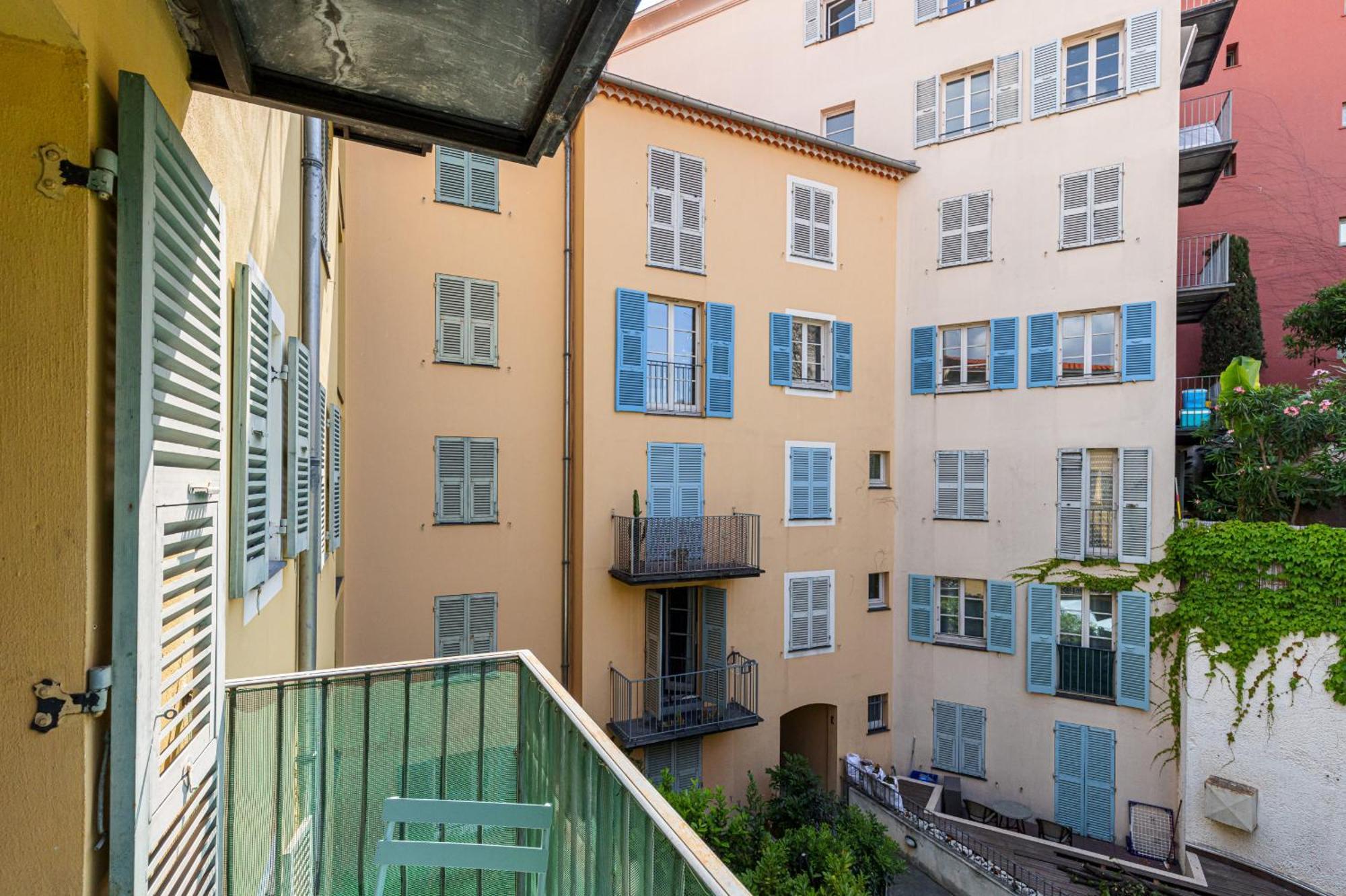 2 Bdrs & Parking In The Old Town ! * Nice