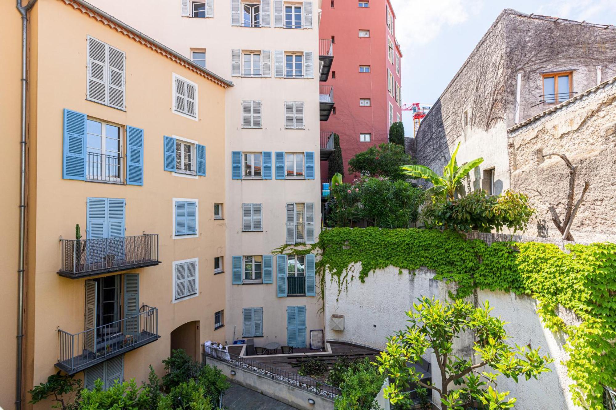 2 Bdrs & Parking In The Old Town !