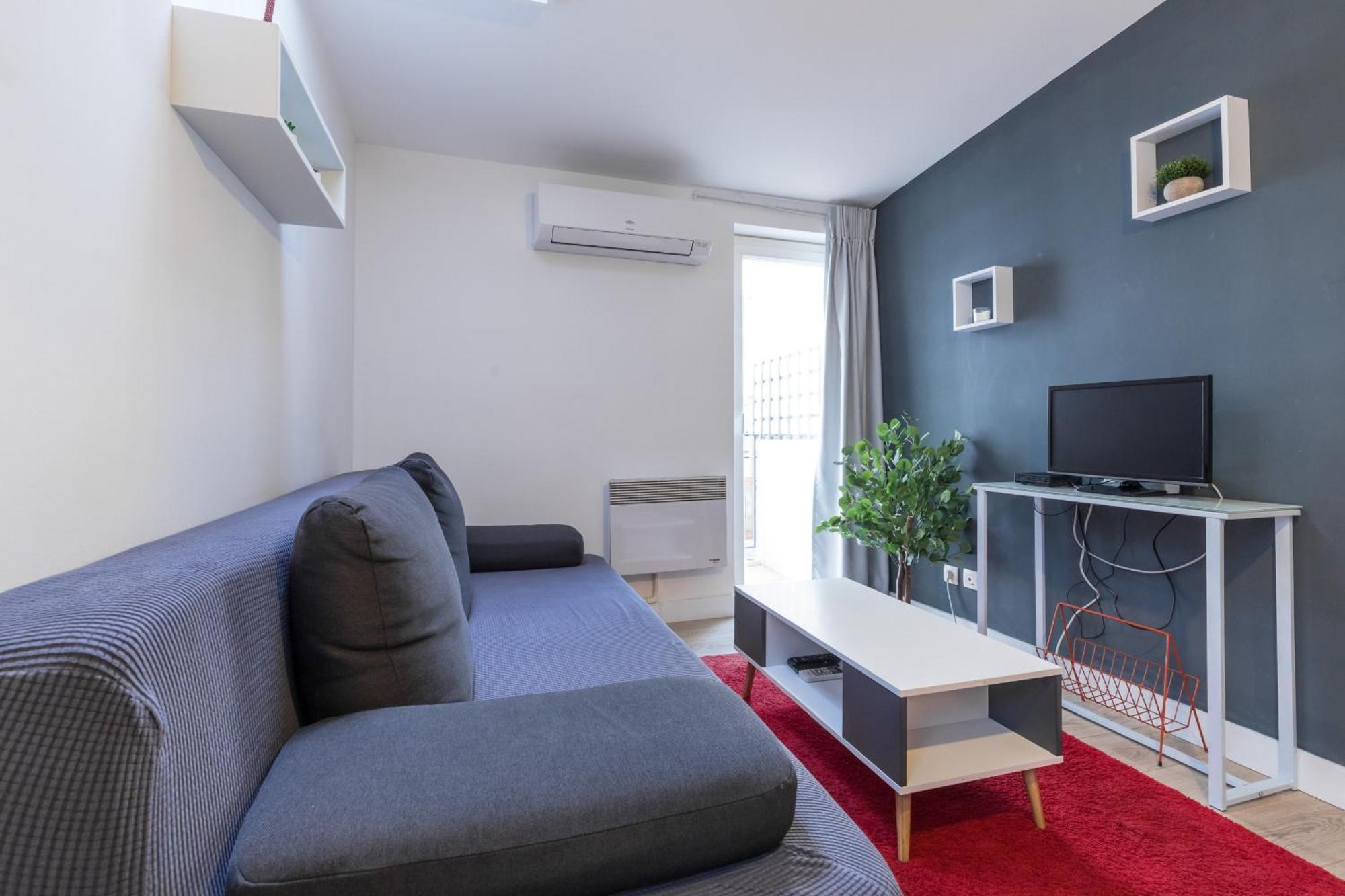 Magenta Square 1 Bdr With Ac Nice