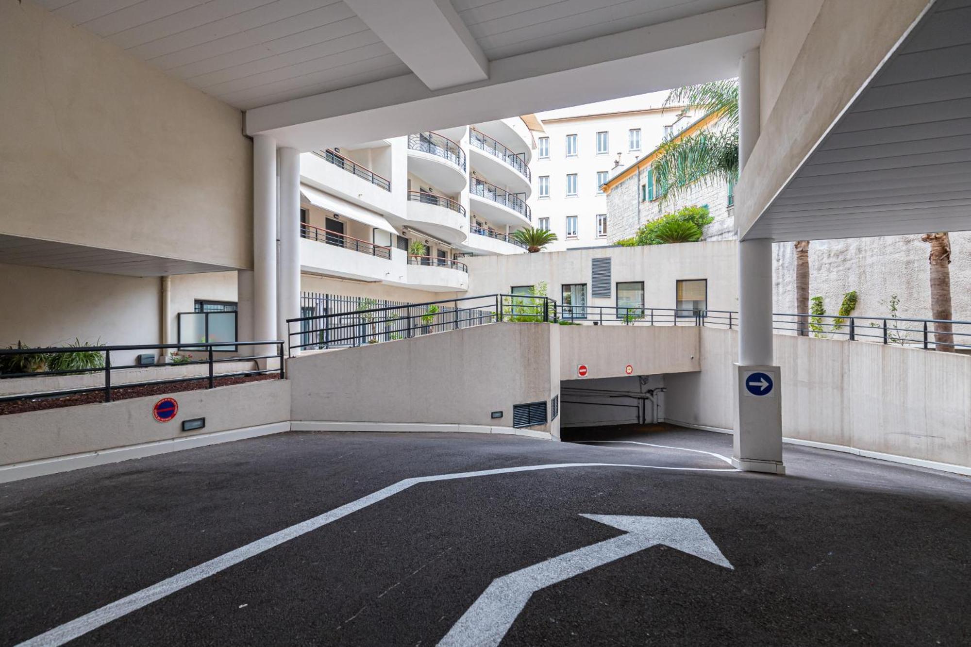 Apartment 1 Bedroom Downtown Carre D'or With Garage
