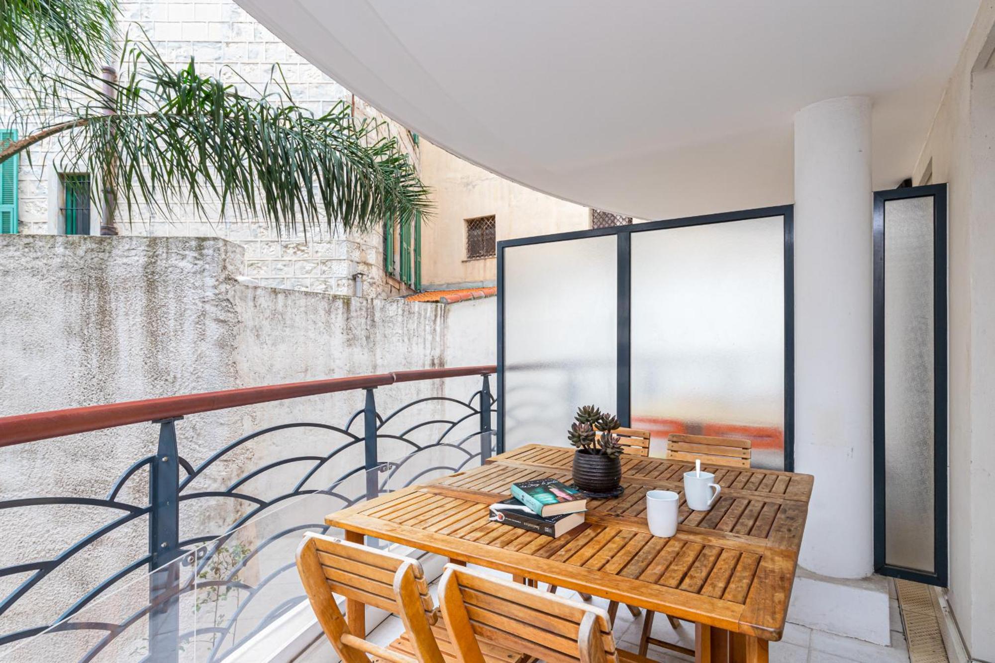 1 Bedroom Downtown Carre D'or With Garage Apartment Nice