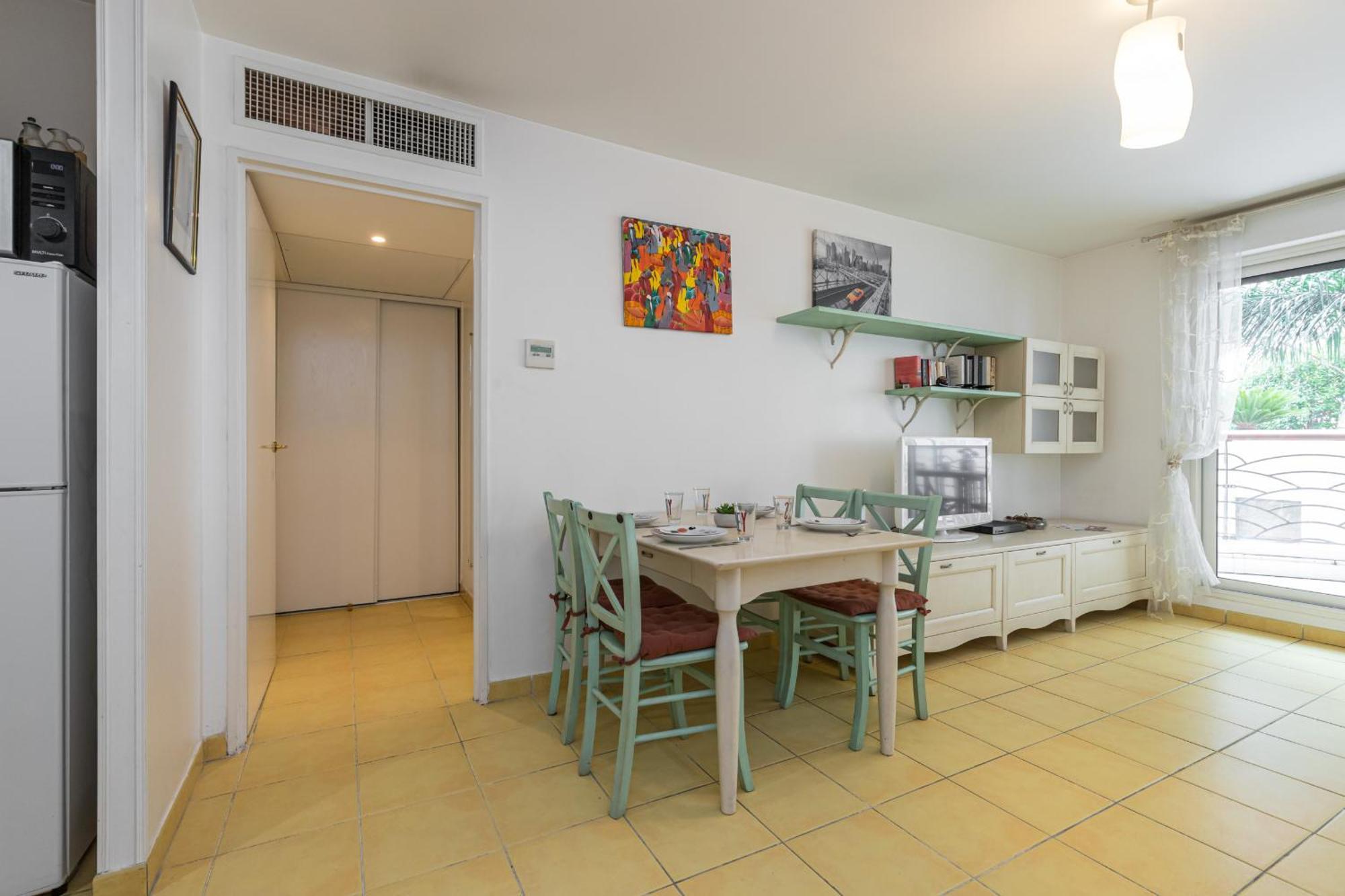 1 Bedroom Downtown Carre D'or With Garage Nice