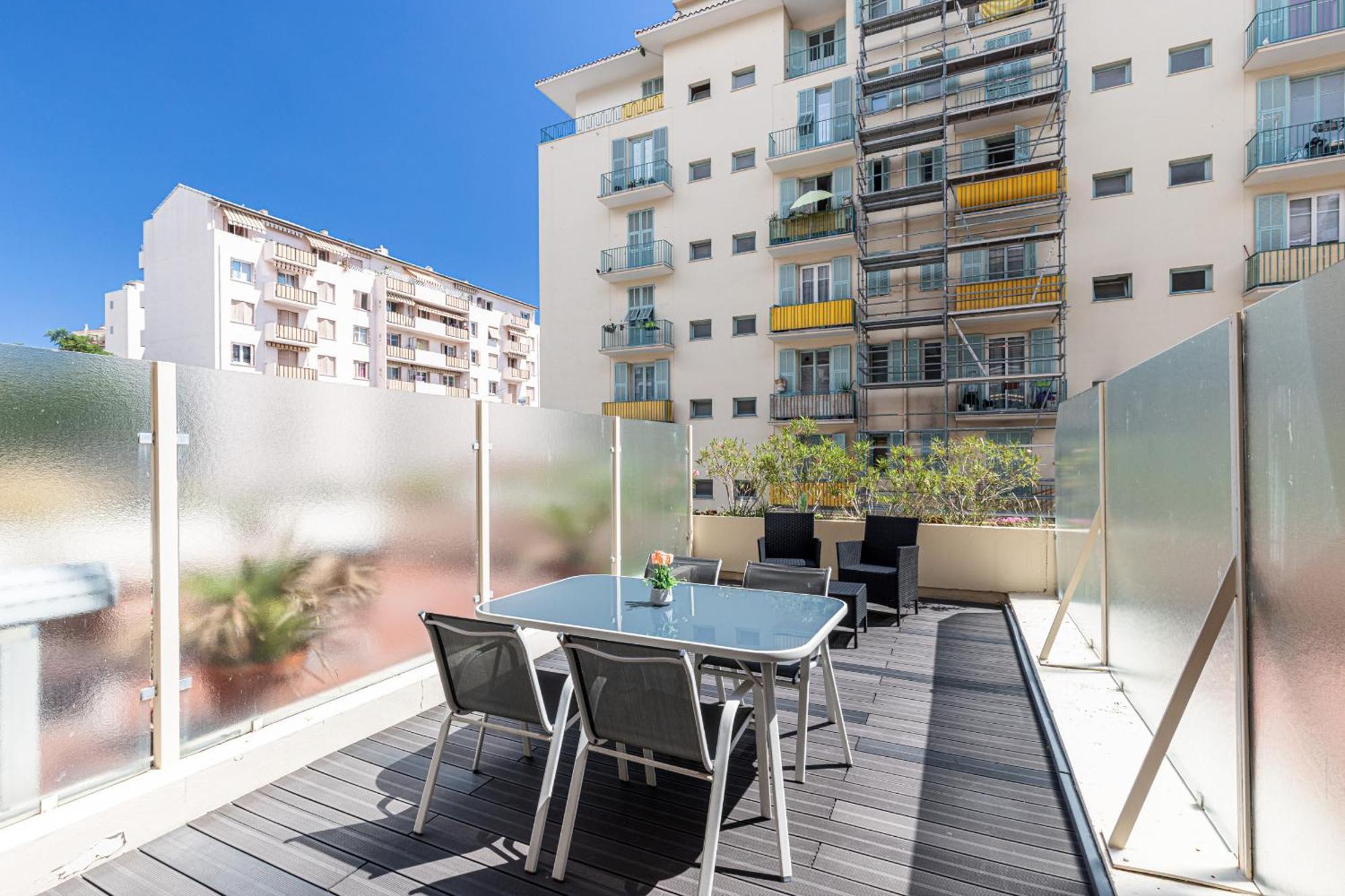 1 Bdr Large Terrace * Nice