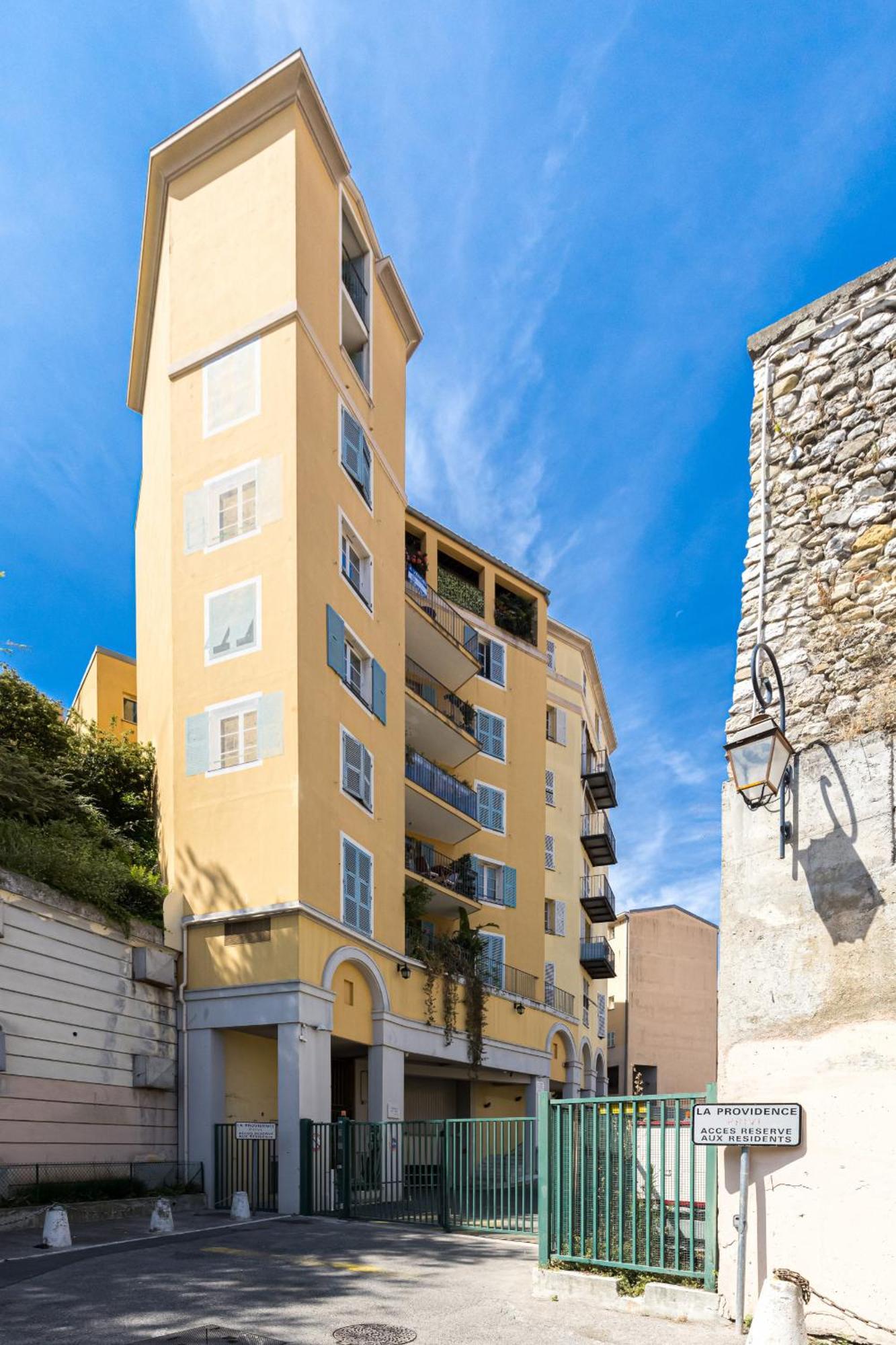 2 Bdrs & Parking In The Old Town ! Apartamento Nice