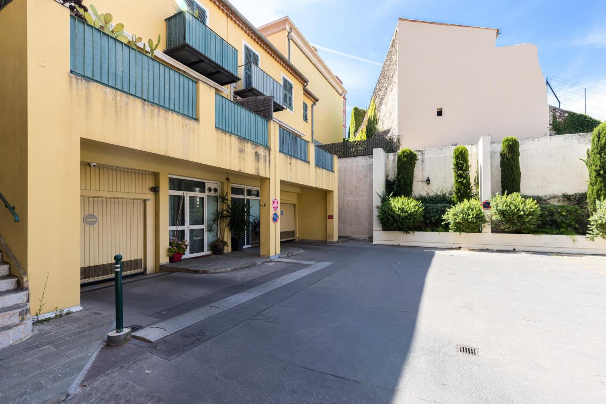 2 Bdrs & Parking In The Old Town !