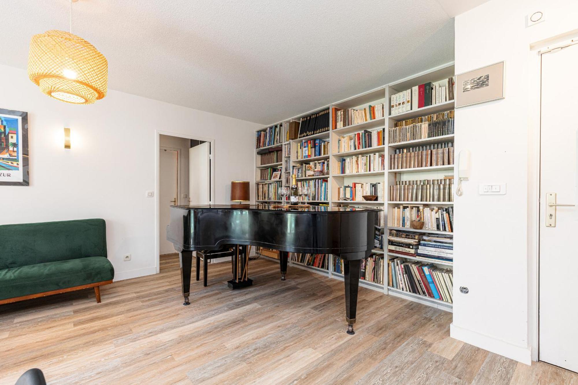 2 Bdrs & Parking In The Old Town ! Apartment *