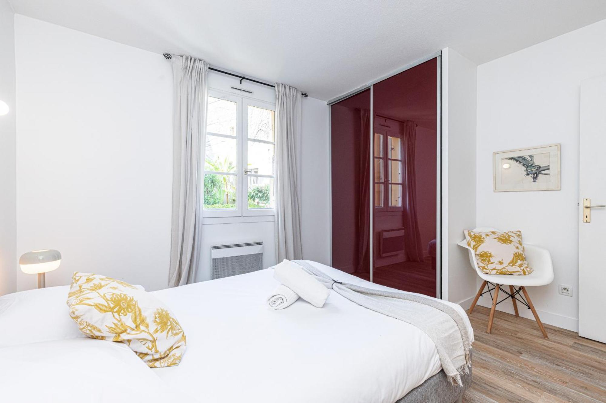 2 Bdrs & Parking In The Old Town ! Apartment