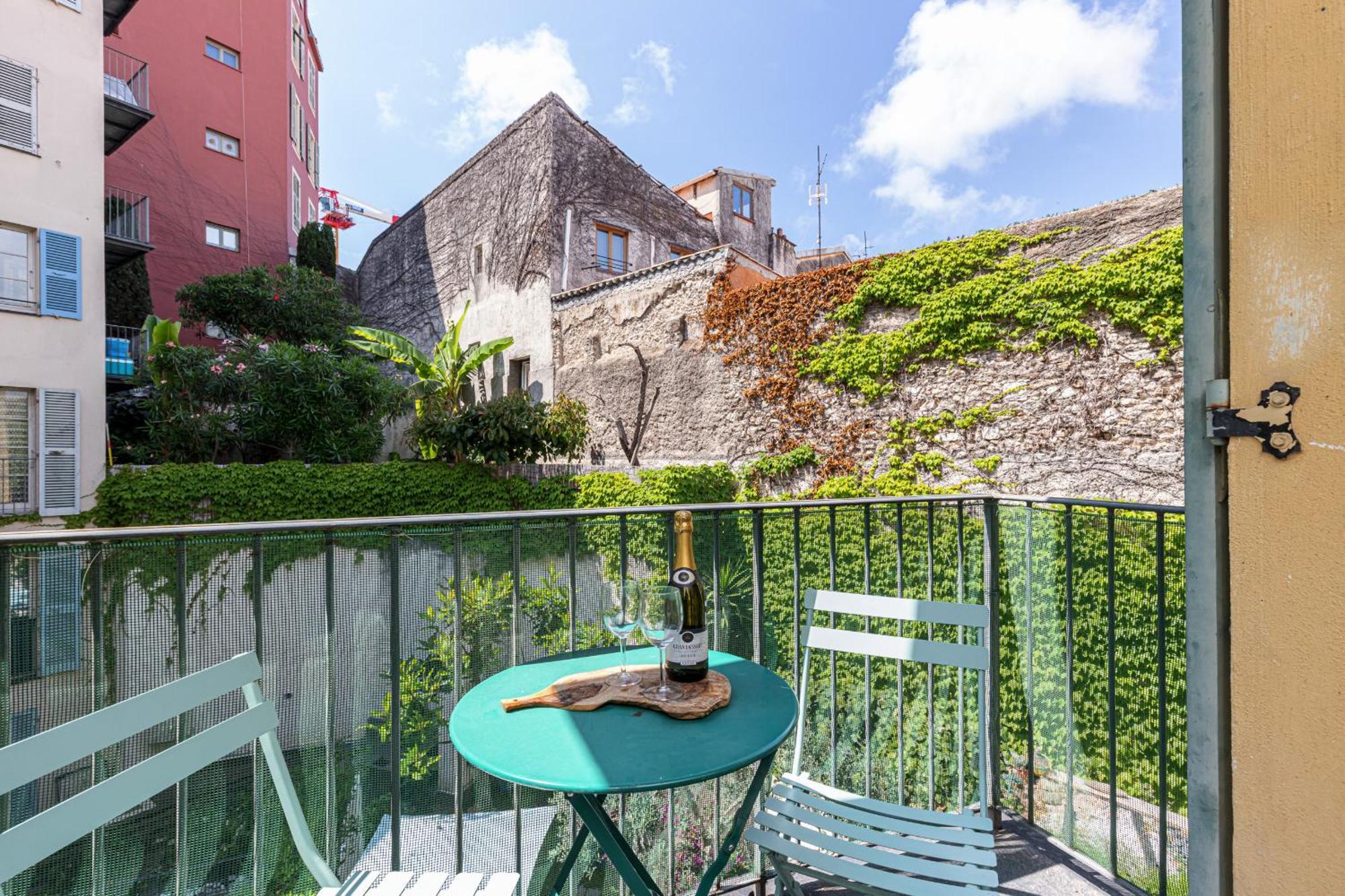 2 Bdrs & Parking In The Old Town ! Apartment Nice