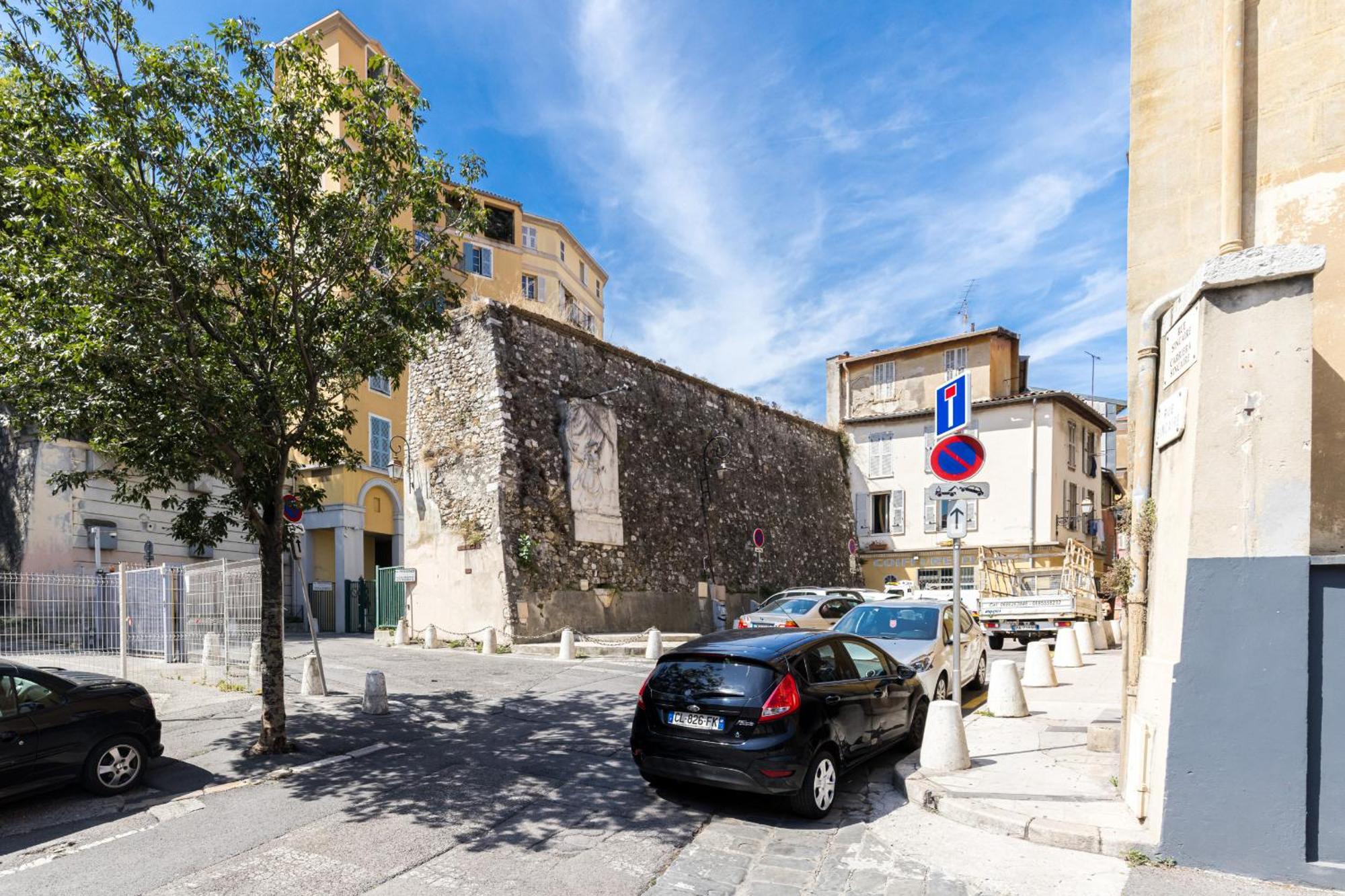 Apartment 2 Bdrs & Parking In The Old Town ! *