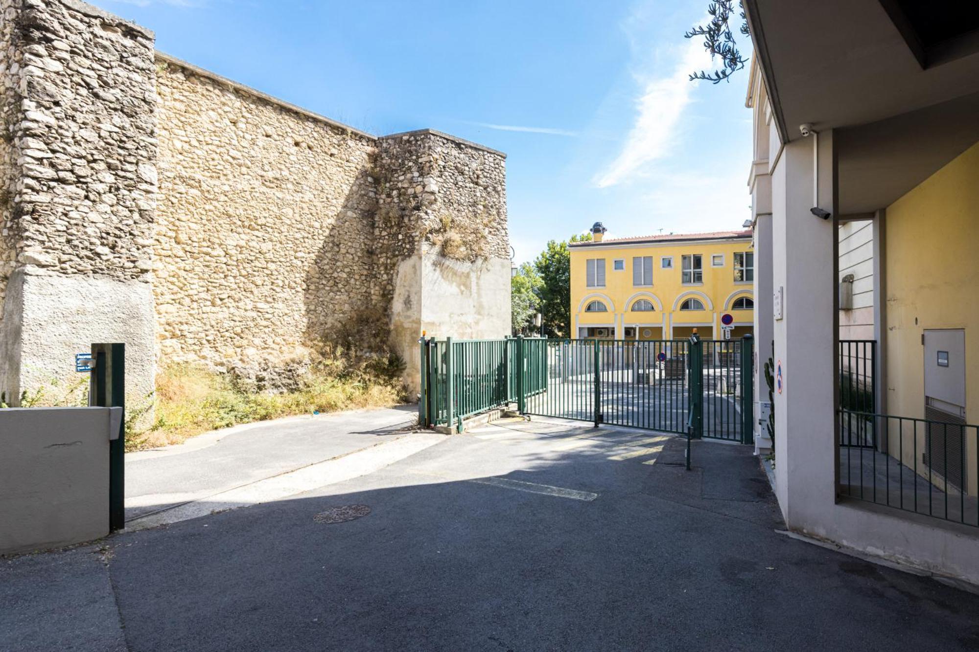 2 Bdrs & Parking In The Old Town ! *