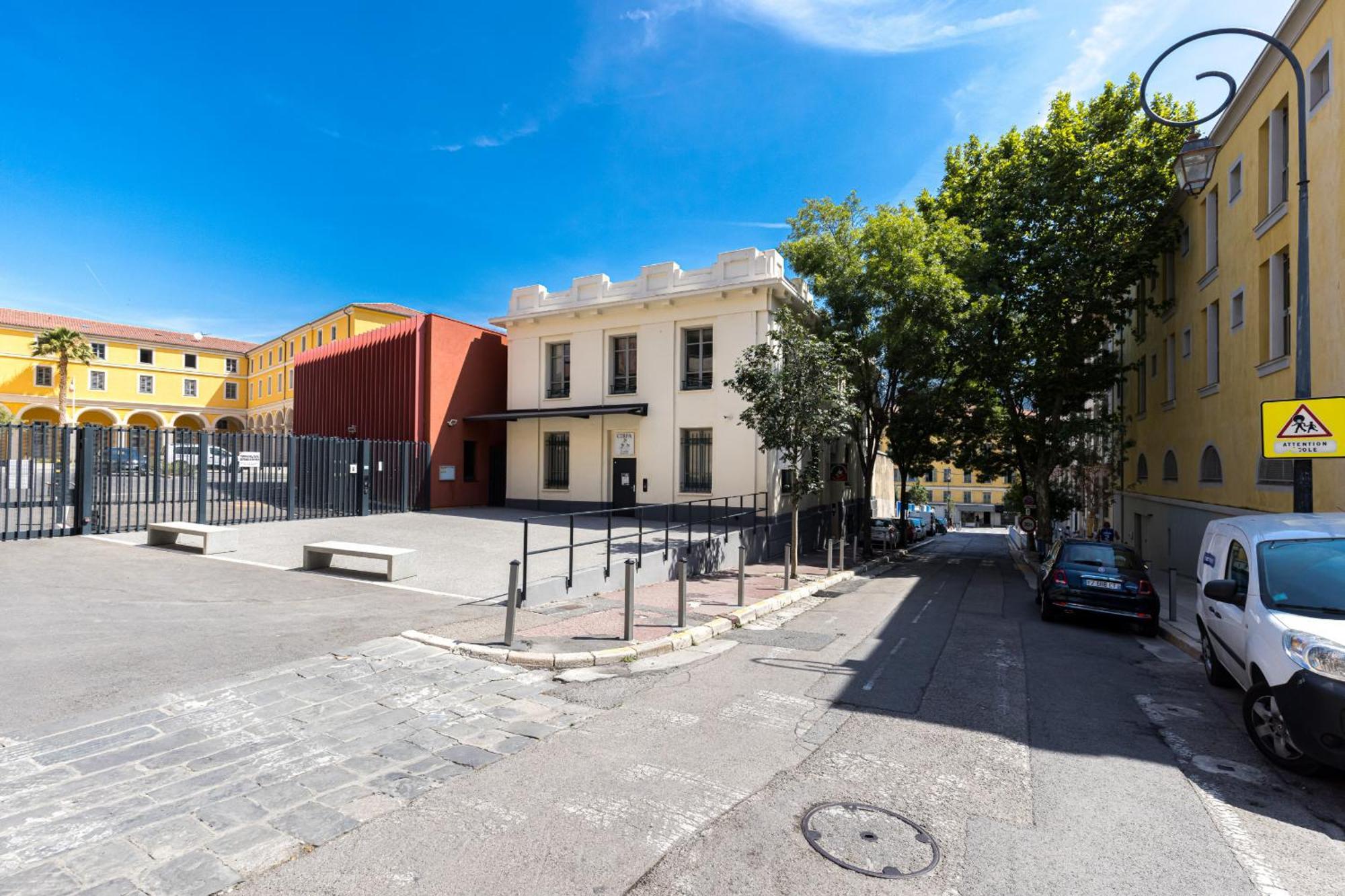 2 Bdrs & Parking In The Old Town !