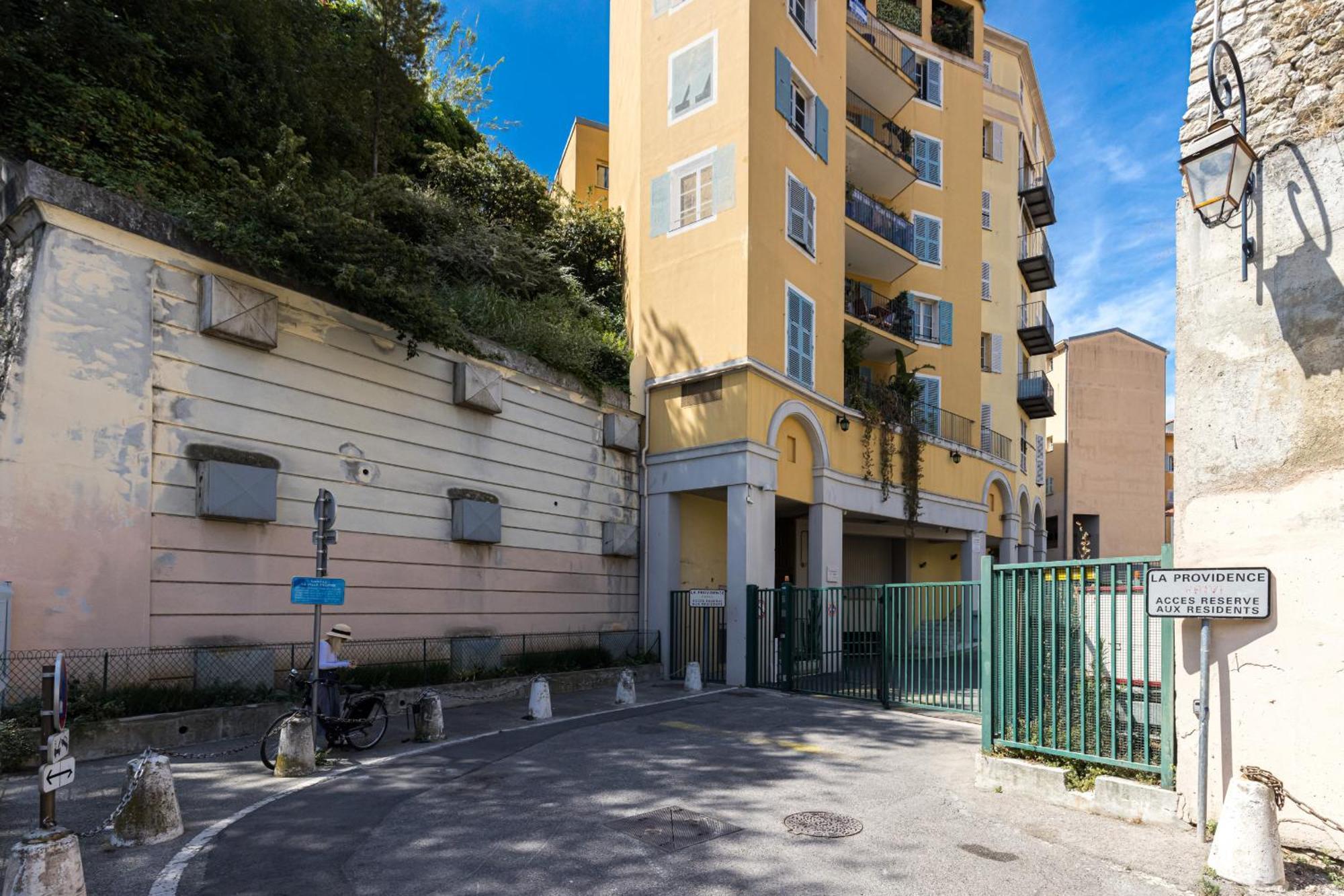 2 Bdrs & Parking In The Old Town ! Apartamento