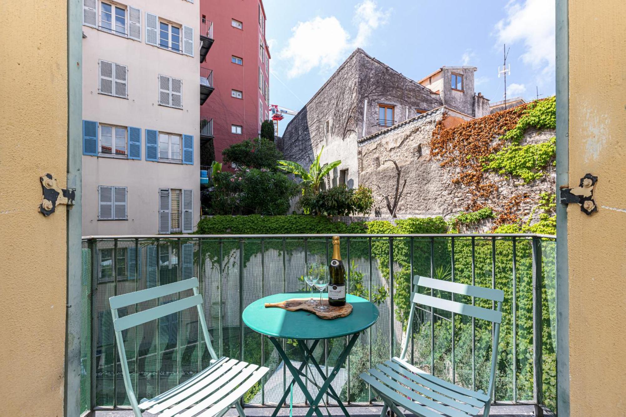 2 Bdrs & Parking In The Old Town ! Apartamento *