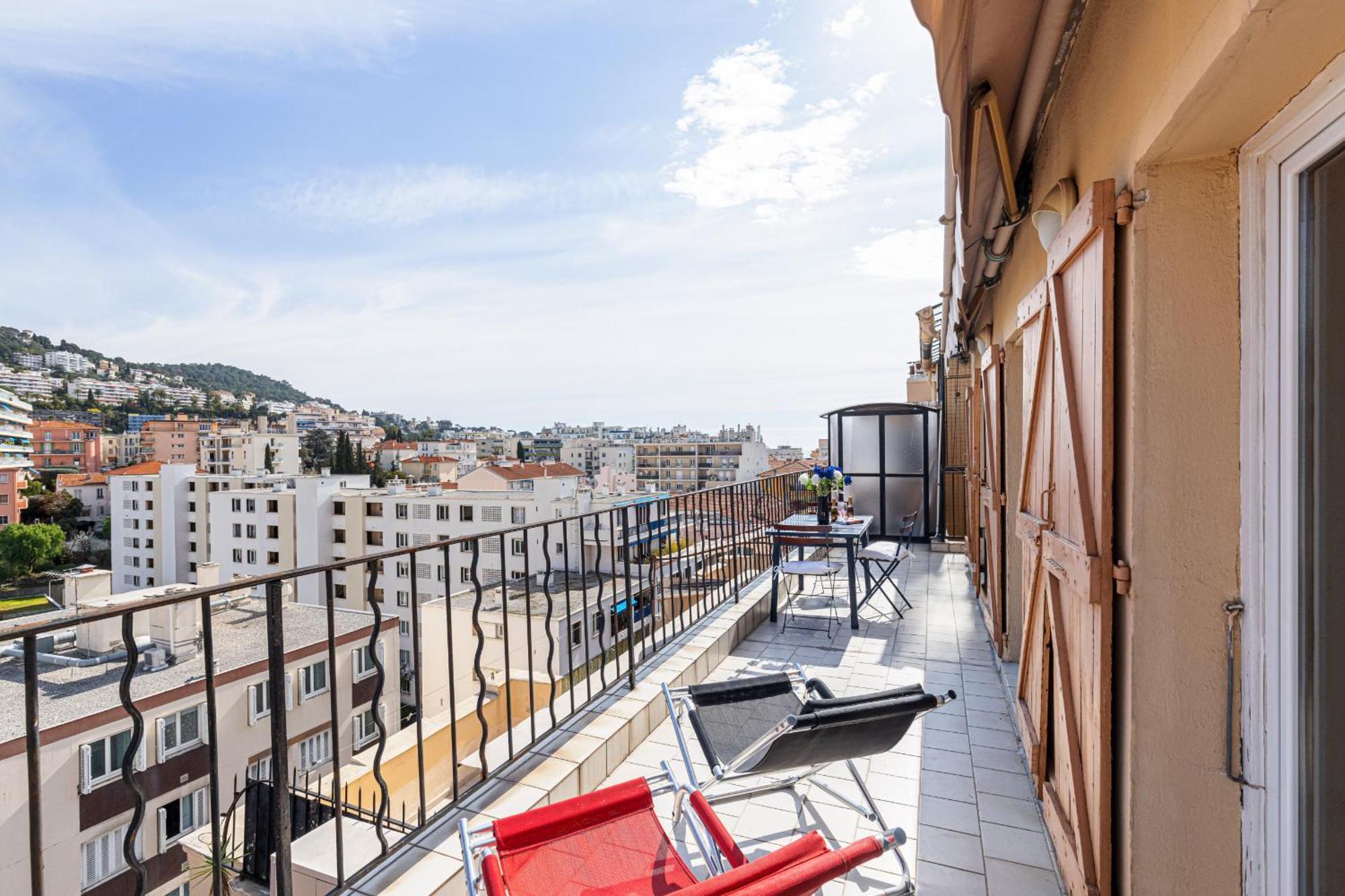 Extraordinary View On Port And Castle Hill - 1 Bdr & Parking