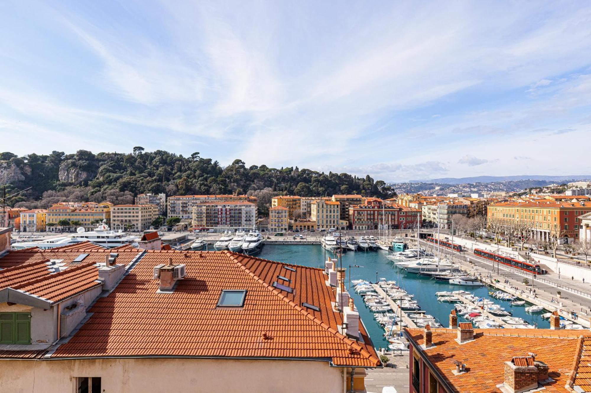 Extraordinary View On Port And Castle Hill - 1 Bdr & Parking Nice