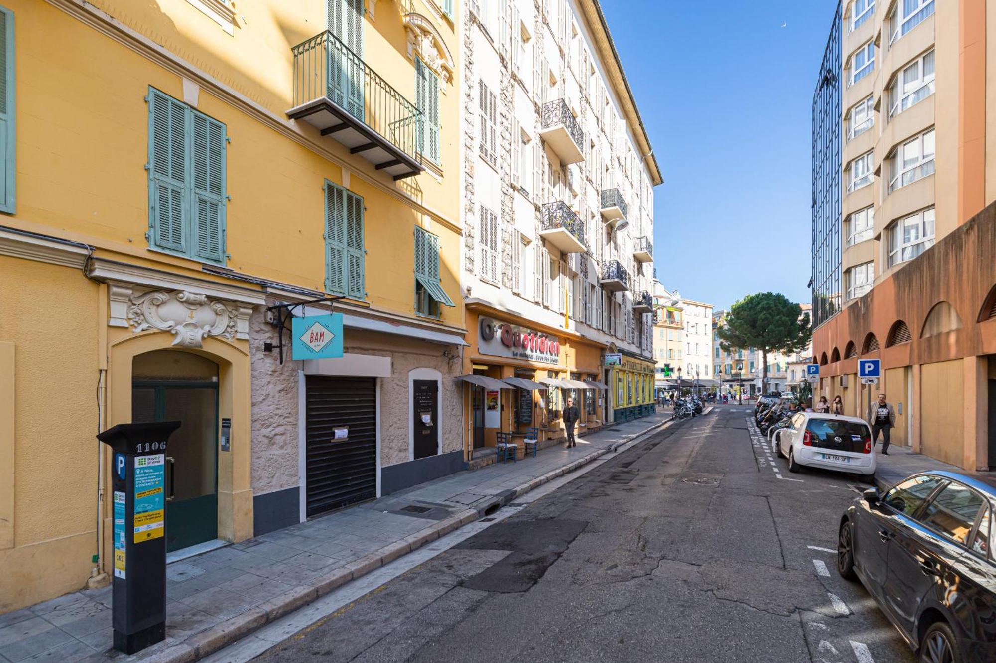 Apartment Brand New 1 Bdr Place Du Pin *