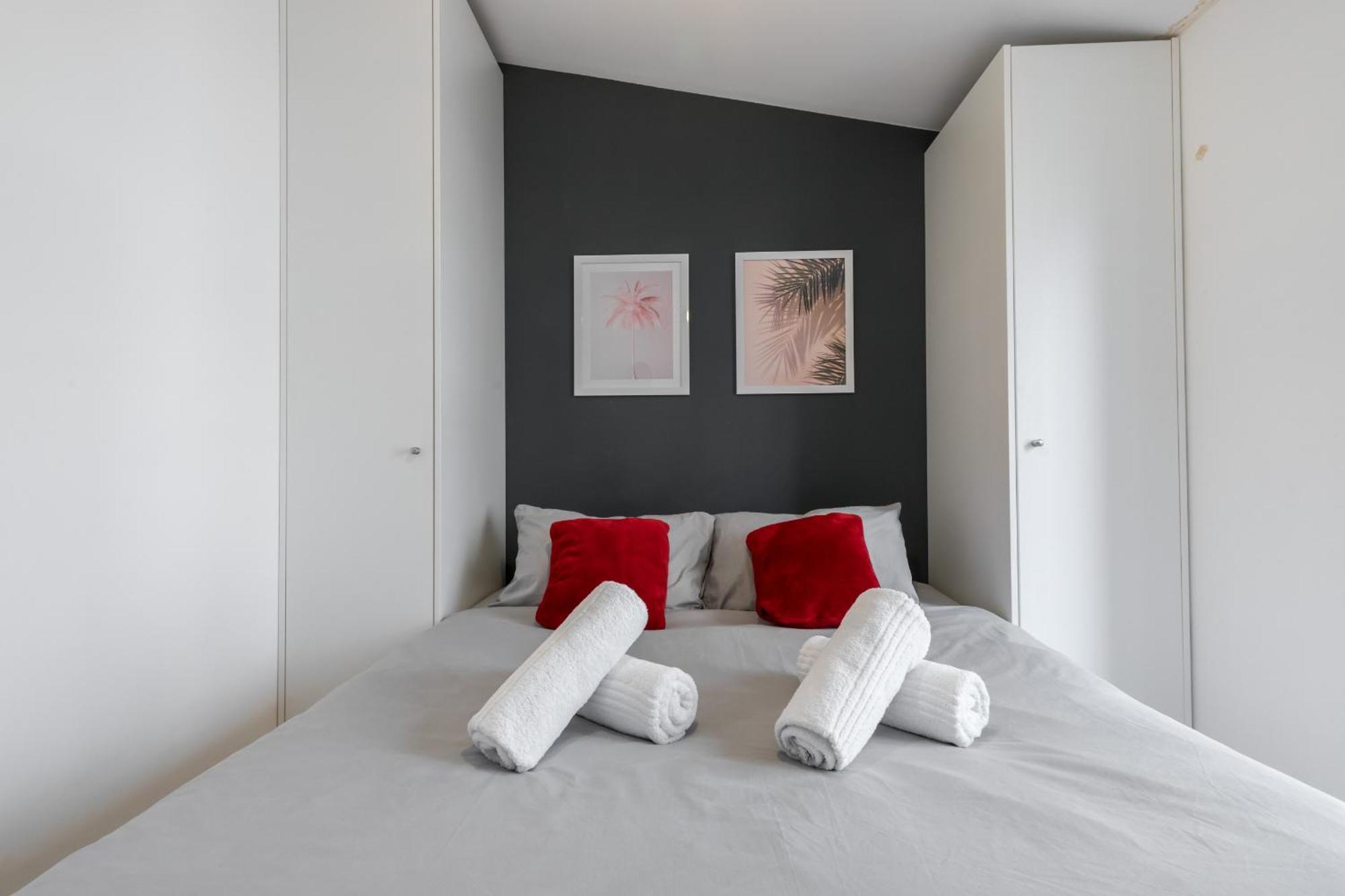 Magenta Square 1 Bdr With Ac Apartment