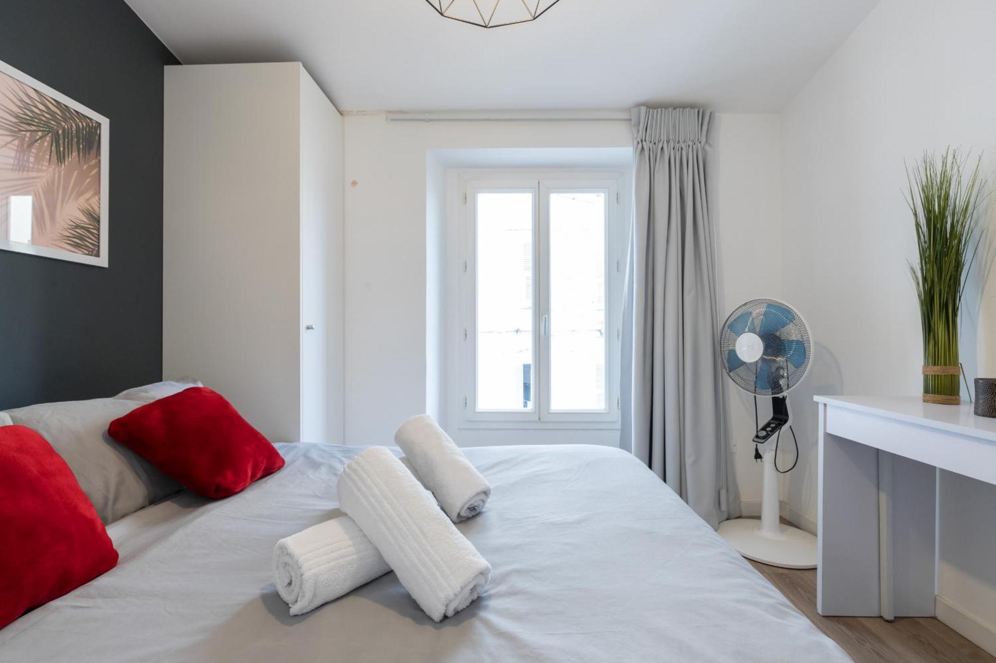 Magenta Square 1 Bdr With Ac Apartment *