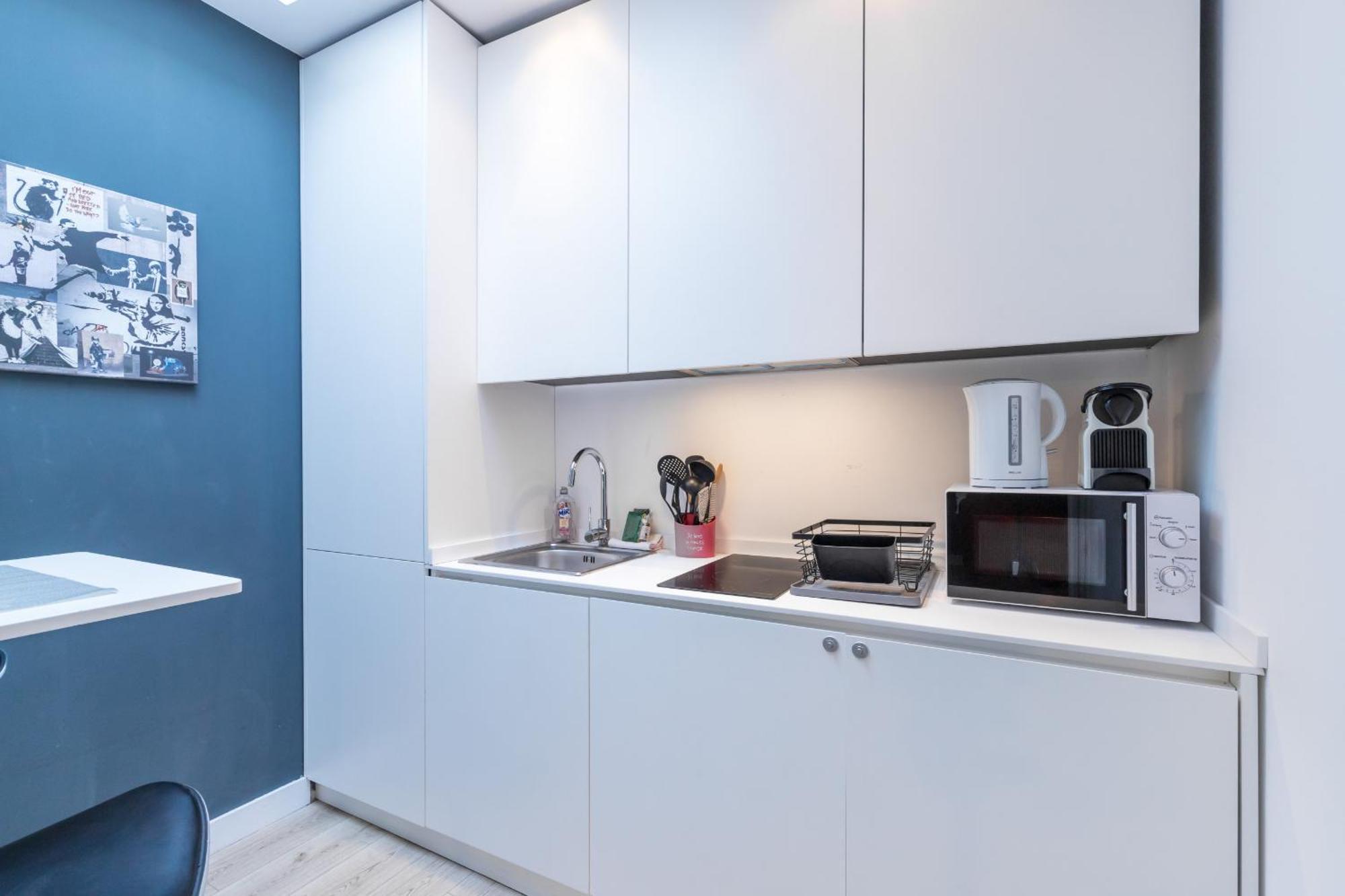 Magenta Square 1 Bdr With Ac